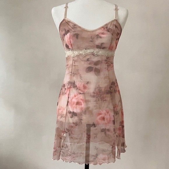 NEW ROSES & LACE LINGERIE - Picture 2 of 15